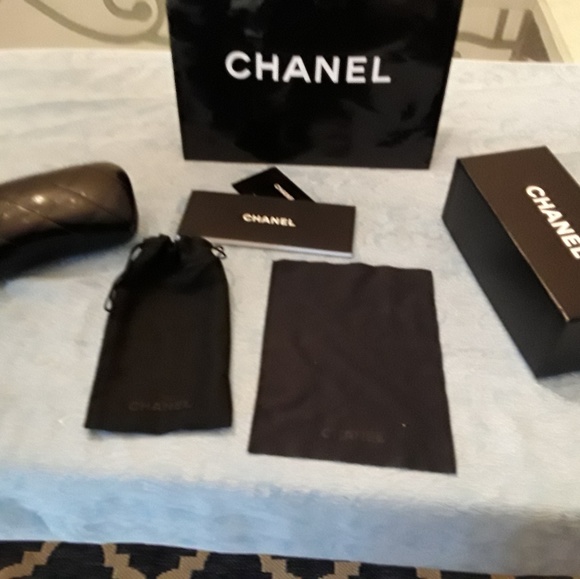 Authentic CHANEL leather case, pouch and box - Picture 4 of 6